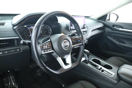 2019 Nissan Altima with 60.4k miles image 2